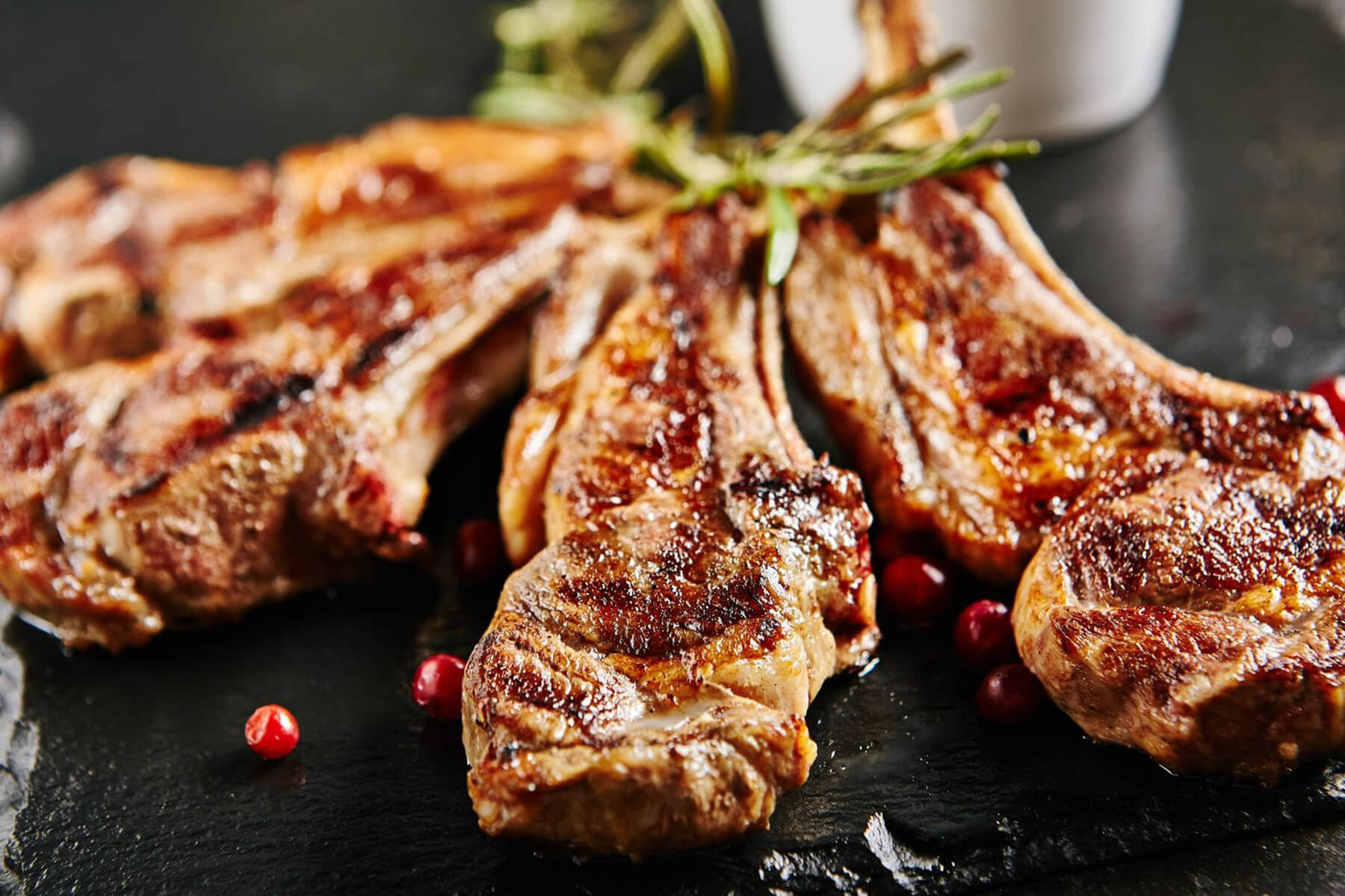 ぶどうの枝で焼く仔羊